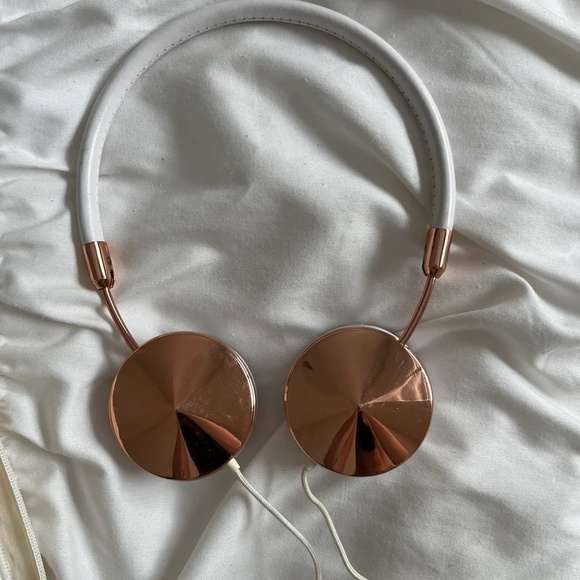 FRENDS Rose Gold Layla Over Ear Headphones - Picture 4 of 6